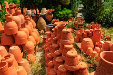 Çömlek üretiminde kullanılan kil ürünleri. Seçici odaklı arkaplan ve metin için alanı kopyala