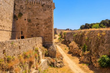 Antik kalenin etrafında kocaman bir hendek. Seçici odaklı arkaplan ve metin için alanı kopyala