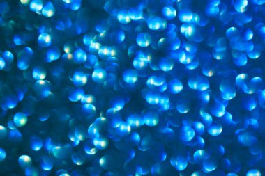 Bulanık arkaplan. Odaklanmamış fotoğraf merceğini geri ver. Arka plan bokeh. Tasarım boş. Tasarımcı için grafik kaynak. Soğuk ton.