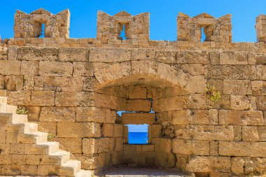Eski bir kalenin duvarı, şehrin tahkimatı. Seçici odaklı arkaplan ve metin için alanı kopyala