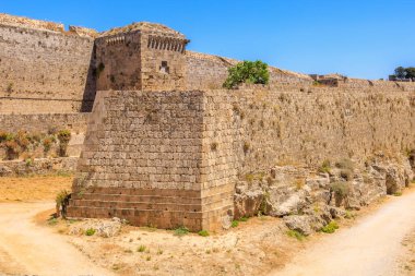 Antik kalenin etrafında kocaman bir hendek. Seçici odaklı arkaplan ve metin için alanı kopyala