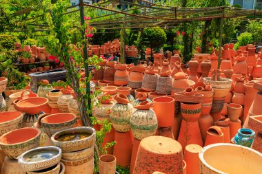 Çömlek üretiminde kullanılan kil ürünleri. Seçici odaklı arkaplan ve metin için alanı kopyala