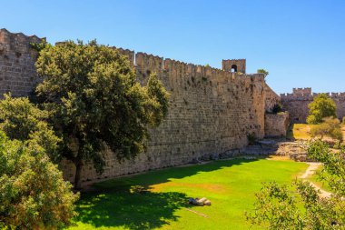 Eski bir kalenin duvarı, şehrin tahkimatı. Seçici odaklı arkaplan ve metin için alanı kopyala
