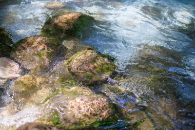 Türkiye 'de Saklikent Kanyonu' nda nehirde dağ gibi soğuk, fırtınalı su var. Doğal eğlence, turistlerin ziyaret edebileceği popüler bir yer. Arkaplan
