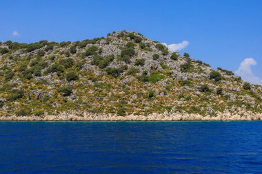 Denizden kayalık kıyı manzarası. Seçici odaklı arkaplan ve metin için alanı kopyala. Türkiye 'de Akdeniz. Popüler turistik yerler