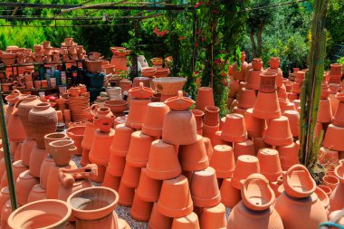 Çömlek üretiminde kullanılan kil ürünleri. Seçici odaklı arkaplan ve metin için alanı kopyala