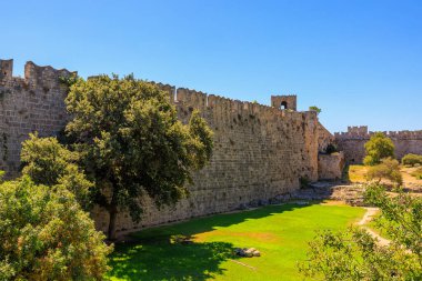 Eski bir kalenin duvarı, şehrin tahkimatı. Seçici odaklı arkaplan ve metin için alanı kopyala