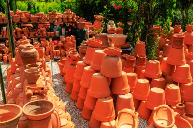 Çömlek üretiminde kullanılan kil ürünleri. Seçici odaklı arkaplan ve metin için alanı kopyala
