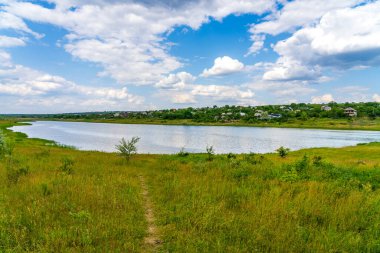 Göl ya da göl. Seçici odaklı arkaplan ve metin için alanı kopyala.