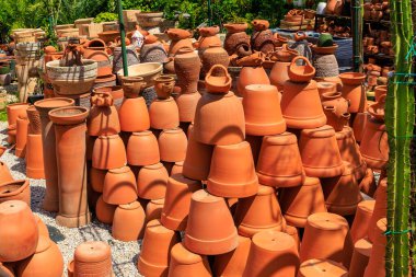 Çömlek üretiminde kullanılan kil ürünleri. Seçici odaklı arkaplan ve metin için alanı kopyala