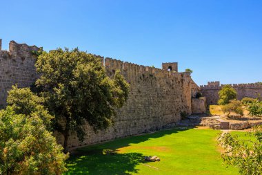 Eski bir kalenin duvarı, şehrin tahkimatı. Seçici odaklı arkaplan ve metin için alanı kopyala