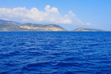 Denizden kayalık kıyı manzarası. Seçici odaklı arkaplan ve metin için alanı kopyala. Türkiye 'de Akdeniz. Popüler turistik yerler