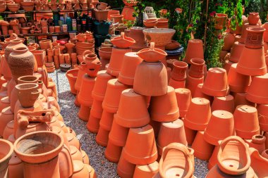 Çömlek üretiminde kullanılan kil ürünleri. Seçici odaklı arkaplan ve metin için alanı kopyala