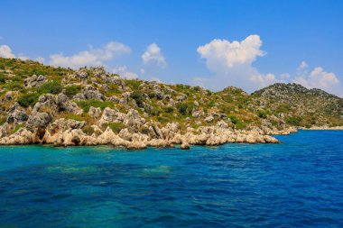 Denizden kayalık kıyı manzarası. Seçici odaklı arkaplan ve metin için alanı kopyala. Türkiye 'de Akdeniz. Popüler turistik yerler