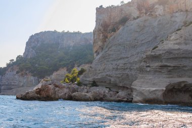 Denizden kayalık kıyı manzarası. Seçici odaklı arkaplan ve metin için alanı kopyala. Türkiye 'de Akdeniz. Popüler turistik yerler