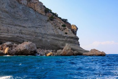 Denizden kayalık kıyı manzarası. Seçici odaklı arkaplan ve metin için alanı kopyala. Türkiye 'de Akdeniz. Popüler turistik yerler