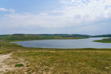 Göl ya da göl. Seçici odaklı arkaplan ve metin için alanı kopyala.