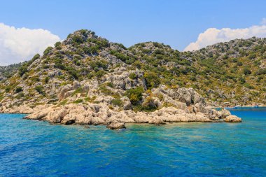 Denizden kayalık kıyı manzarası. Seçici odaklı arkaplan ve metin için alanı kopyala. Türkiye 'de Akdeniz. Popüler turistik yerler