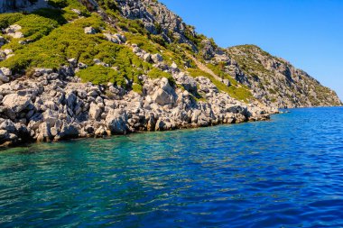 Deniz ve dağlarla dolu güzel bir doğa. Seçici odaklı arkaplan ve metin için alanı kopyala