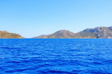Bir yat gezisinden deniz manzarası var. Seçici odaklı arkaplan ve metin için alanı kopyala