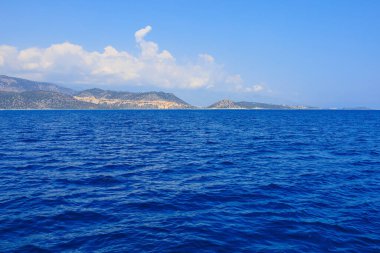 Denizden kayalık kıyı manzarası. Seçici odaklı arkaplan ve metin için alanı kopyala. Türkiye 'de Akdeniz. Popüler turistik yerler
