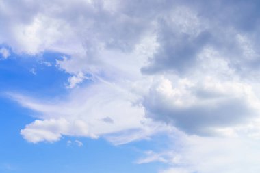 Bulutlu güzel bir gökyüzü. Seçici odaklı arkaplan ve metin için alanı kopyala