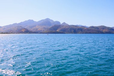 Deniz manzaralı dağ manzarası var. Seçici odaklı arkaplan ve metin için alanı kopyala