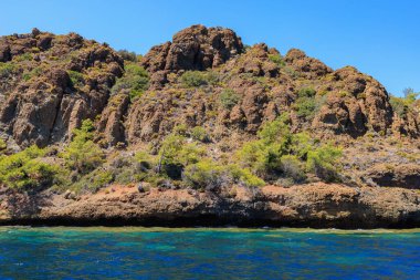 Akdeniz veya Ege Denizi kıyısındaki kayalık sahil. Seçici odaklı arkaplan ve metin için alanı kopyala