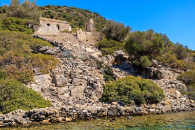 Adadaki antik bir şehrin antik kalıntıları. Seçici odaklı arkaplan ve metin için alanı kopyala