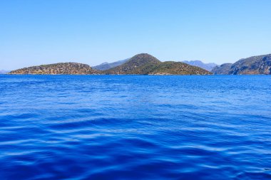 Bir yat gezisinden deniz manzarası var. Seçici odaklı arkaplan ve metin için alanı kopyala