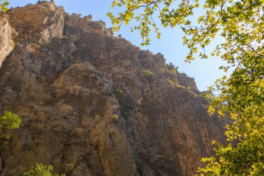 Türkiye 'deki Saklikent Kanyonu. Doğal bir dönüm noktası, turistlerin ziyaret edebileceği popüler bir yer. Arkaplan