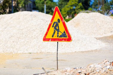 Yol tabelası tamiri. Seçici odaklı arkaplan ve metin için alanı kopyala