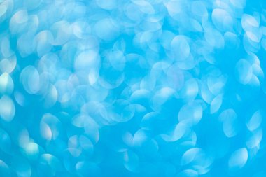 Bulanık arkaplan. Odaklanmamış fotoğraf merceğini geri ver. Arka plan bokeh. Tasarım boş. Tasarımcı için grafik kaynak. Canlı mavi.