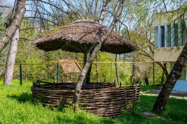Köyün çardağı. Seçici odaklı arkaplan ve metin için alanı kopyala