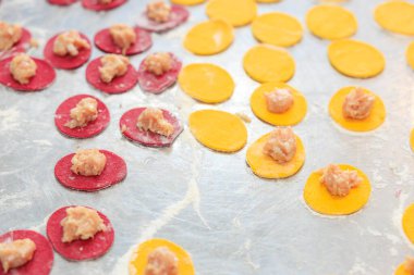 Mutfak atölyesinin metal yüzeyinde hamur tatlısı. Seçici odaklı arkaplan ve metin için alanı kopyala