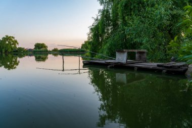 Köyde balık tutma yeri. Seçici odaklı arkaplan ve metin için alanı kopyala
