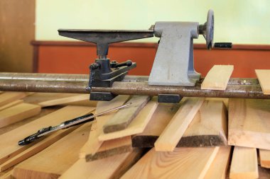 Marangoz atölyesindeki bir makine. Seçici odaklı arkaplan ve metin için alanı kopyala