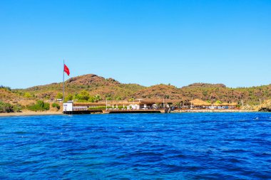 Deniz kıyısında dinlenmek için dinlenme tesisi. Seçici odaklı arkaplan ve metin için alanı kopyala
