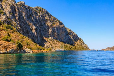 Deniz ve dağlarla dolu güzel bir doğa. Seçici odaklı arkaplan ve metin için alanı kopyala