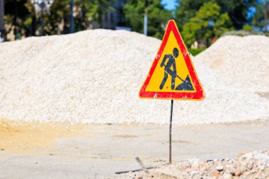 Yol tabelası tamiri. Seçici odaklı arkaplan ve metin için alanı kopyala