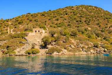 Adadaki antik bir şehrin antik kalıntıları. Seçici odaklı arkaplan ve metin için alanı kopyala