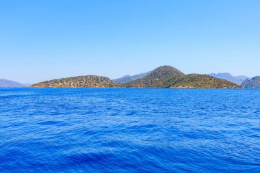 Bir yat gezisinden deniz manzarası var. Seçici odaklı arkaplan ve metin için alanı kopyala