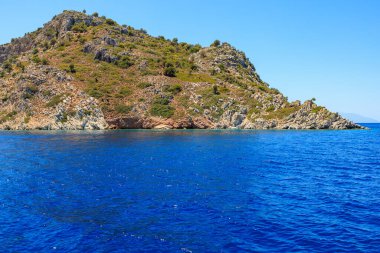 Yeşil yardım adası. Seçici odaklı arkaplan ve metin için alanı kopyala