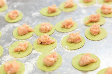 Mutfak atölyesinin metal yüzeyinde hamur tatlısı. Seçici odaklı arkaplan ve metin için alanı kopyala