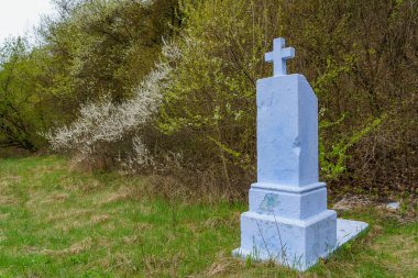 Haçlı eski bir mezar taşı. Seçici odaklı arkaplan ve metin için alanı kopyala