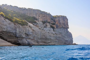 Denizden kayalık kıyı manzarası. Seçici odaklı arkaplan ve metin için alanı kopyala. Türkiye 'de Akdeniz. Popüler turistik yerler