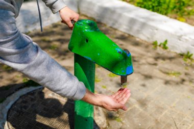 İçme suyu olan sokak musluğu. Seçici odaklı arkaplan ve metin için alanı kopyala