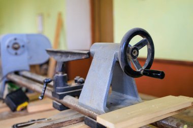 Marangoz atölyesindeki bir makine. Seçici odaklı arkaplan ve metin için alanı kopyala