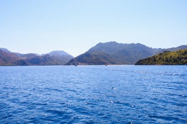 Bir yat gezisinden deniz manzarası var. Seçici odaklı arkaplan ve metin için alanı kopyala