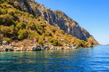 Deniz ve dağlarla dolu güzel bir doğa. Seçici odaklı arkaplan ve metin için alanı kopyala